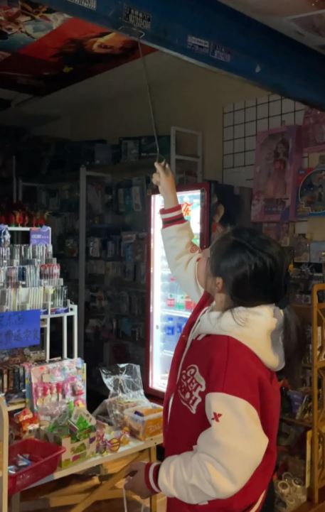 Thấy tiền l&igrave; x&igrave; gửi ng&acirc;n h&agrave;ng l&atilde;i qu&aacute; thấp, b&eacute; g&aacute;i 12 tuổi mở cửa h&agrave;ng văn ph&ograve;ng phẩm rồi thu&ecirc; mẹ l&agrave;m nh&acirc;n vi&ecirc;n, trả lương 350 ngh&igrave;n/ng&agrave;y- Ảnh 1.