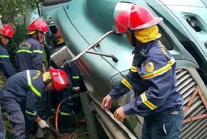 Giải cứu tài xế mắc kẹt cabin xe đầu kéo sau tai nạn trên cao tốc Đà Nẵng - Ảnh 1.