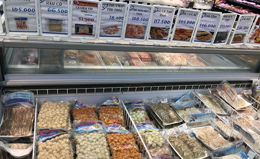 Mua t&ocirc;m đ&oacute;ng khay ở si&ecirc;u thị: B&iacute; quyết chọn t&ocirc;m tươi ngon - Ảnh 4.