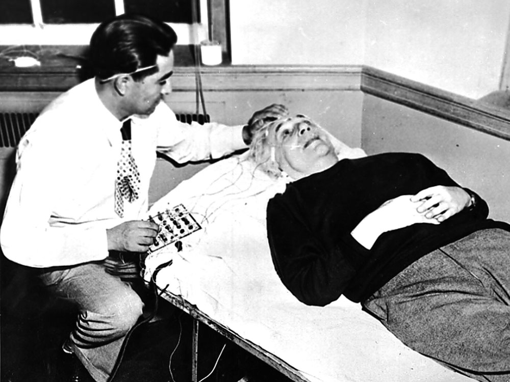 Albert Einstein trước khi qua đời đ&atilde; đưa ra một lời cảnh b&aacute;o đ&aacute;ng sợ: Thời gian thực ra kh&ocirc;ng hề tồn tại, v&agrave; to&agrave;n bộ nh&acirc;n loại chỉ đang rơi về ph&iacute;a tương lai. - Ảnh 1.