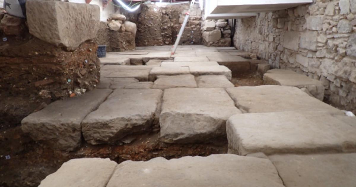 Sửa thang m&aacute;y, lọt v&agrave;o thế giới 2.000 năm trước dưới hầm kh&aacute;ch sạn - Ảnh 4.