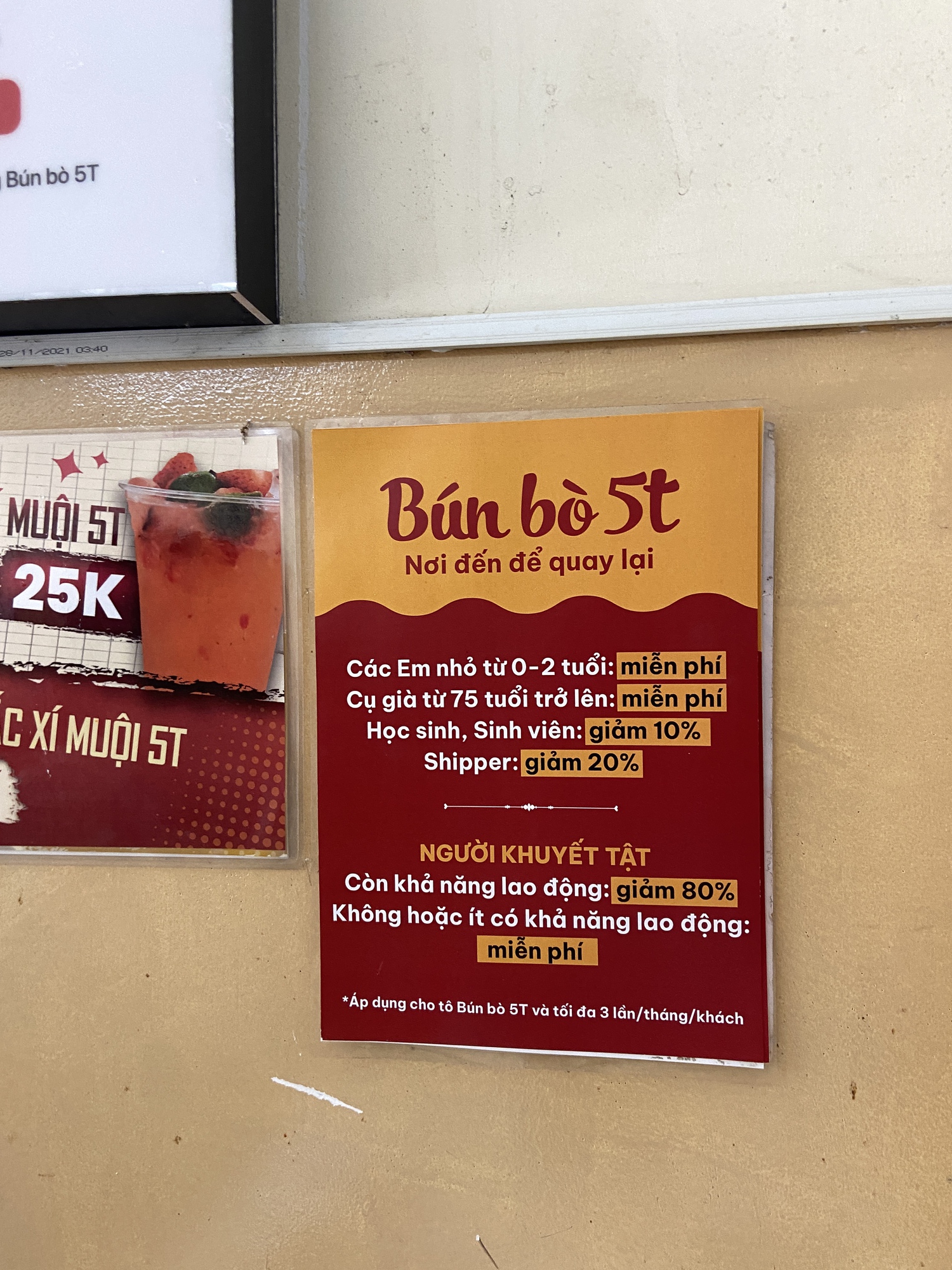 Giữa lúc nhiều quán ăn rục rịch tăng giá vì xăng tăng, quán bún bò này ở TP.HCM lại gây chú ý vì tấm biển nhỏ- Ảnh 1. Giữa lúc nhiều quán ăn rục rịch tăng giá vì xăng tăng, quán bún bò này ở TP.HCM lại gây chú ý vì tấm biển nhỏ- Ảnh 1.