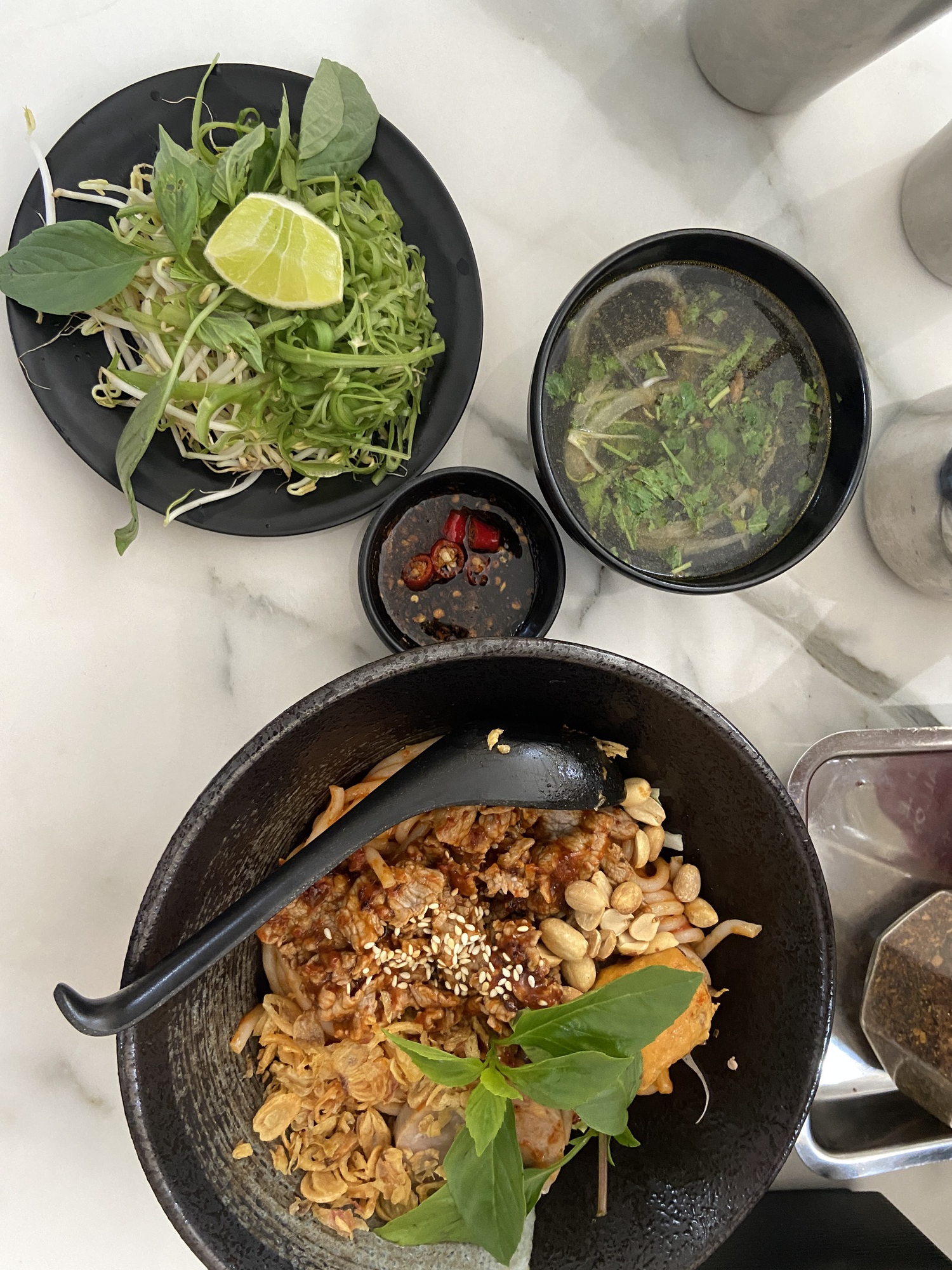 Giữa lúc nhiều quán ăn rục rịch tăng giá vì xăng tăng, quán bún bò này ở TP.HCM lại gây chú ý vì tấm biển nhỏ- Ảnh 5. Giữa lúc nhiều quán ăn rục rịch tăng giá vì xăng tăng, quán bún bò này ở TP.HCM lại gây chú ý vì tấm biển nhỏ- Ảnh 5.