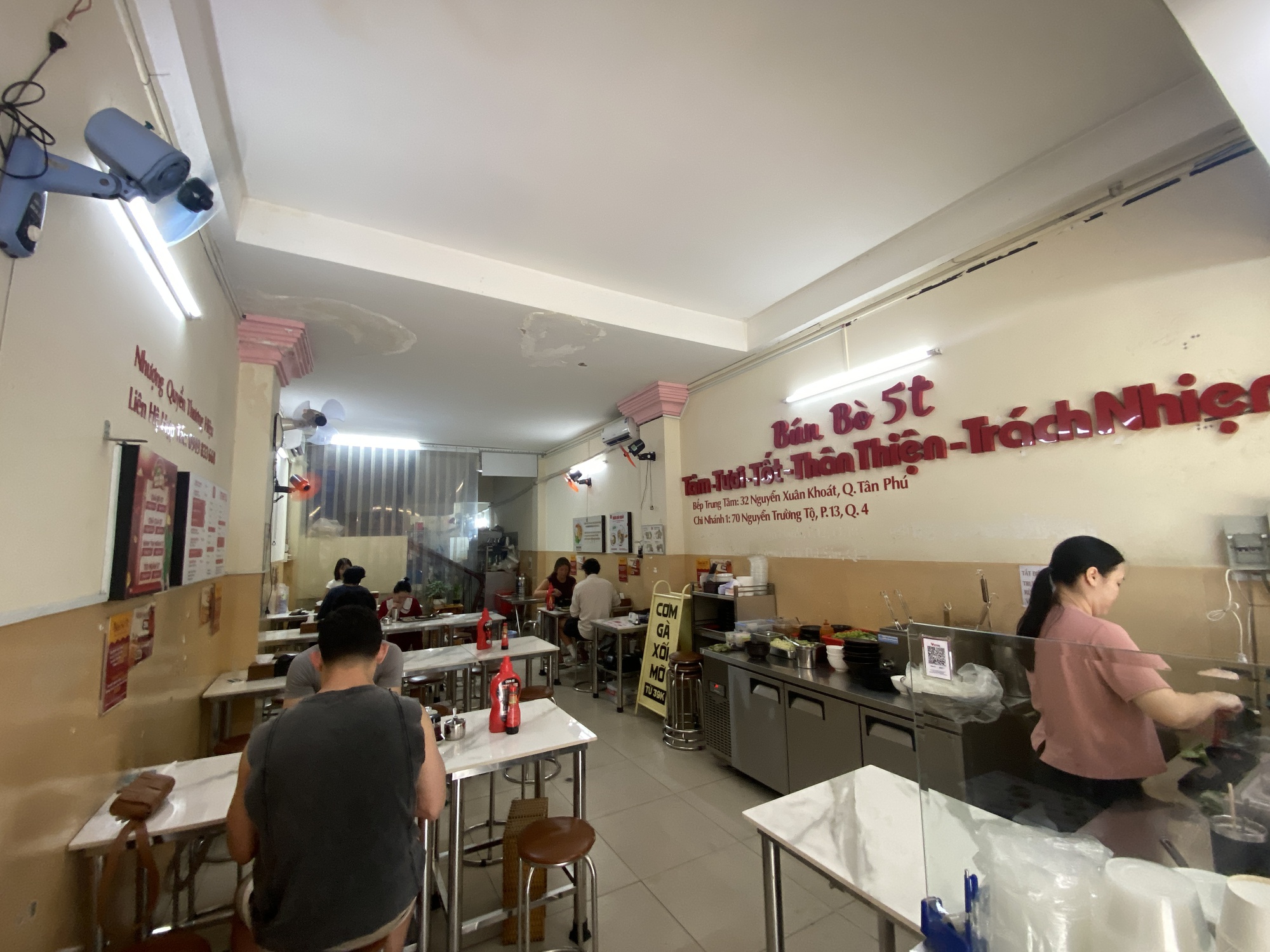 Giữa lúc nhiều quán ăn rục rịch tăng giá vì xăng tăng, quán bún bò này ở TP.HCM lại gây chú ý vì tấm biển nhỏ- Ảnh 3. Giữa lúc nhiều quán ăn rục rịch tăng giá vì xăng tăng, quán bún bò này ở TP.HCM lại gây chú ý vì tấm biển nhỏ- Ảnh 3.