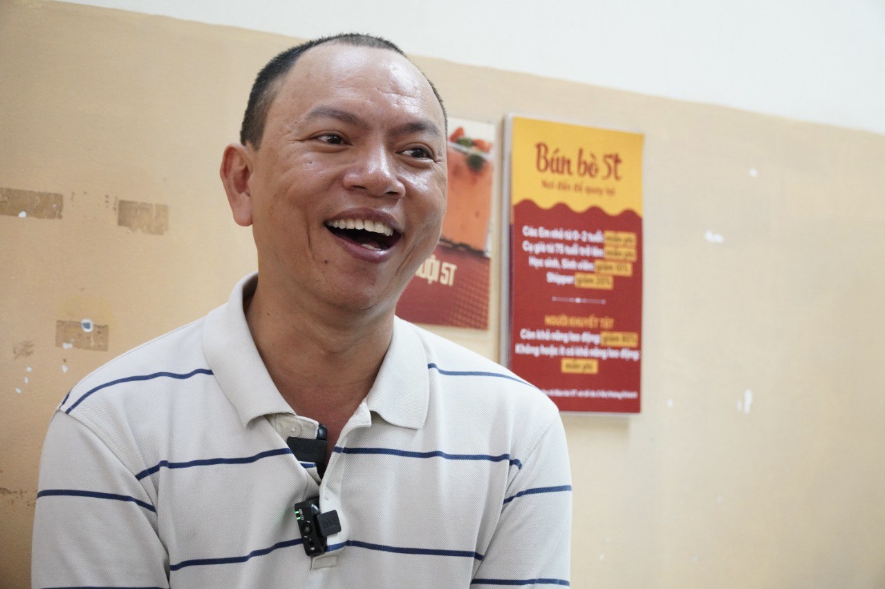 Giữa lúc nhiều quán ăn rục rịch tăng giá vì xăng tăng, quán bún bò này ở TP.HCM lại gây chú ý vì tấm biển nhỏ- Ảnh 2. Giữa lúc nhiều quán ăn rục rịch tăng giá vì xăng tăng, quán bún bò này ở TP.HCM lại gây chú ý vì tấm biển nhỏ- Ảnh 2.