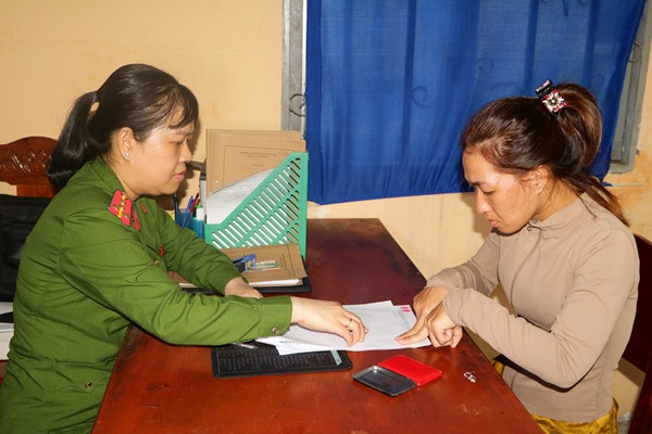 Tiếp nhận Nguyễn Thị Tuyết SN 1996 ra đầu thú - Ảnh 1.