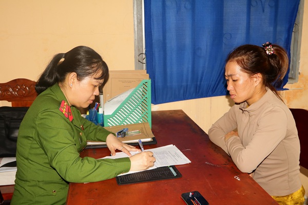 Tiếp nhận Nguyễn Thị Tuyết SN 1996 ra đầu thú - Ảnh 2.