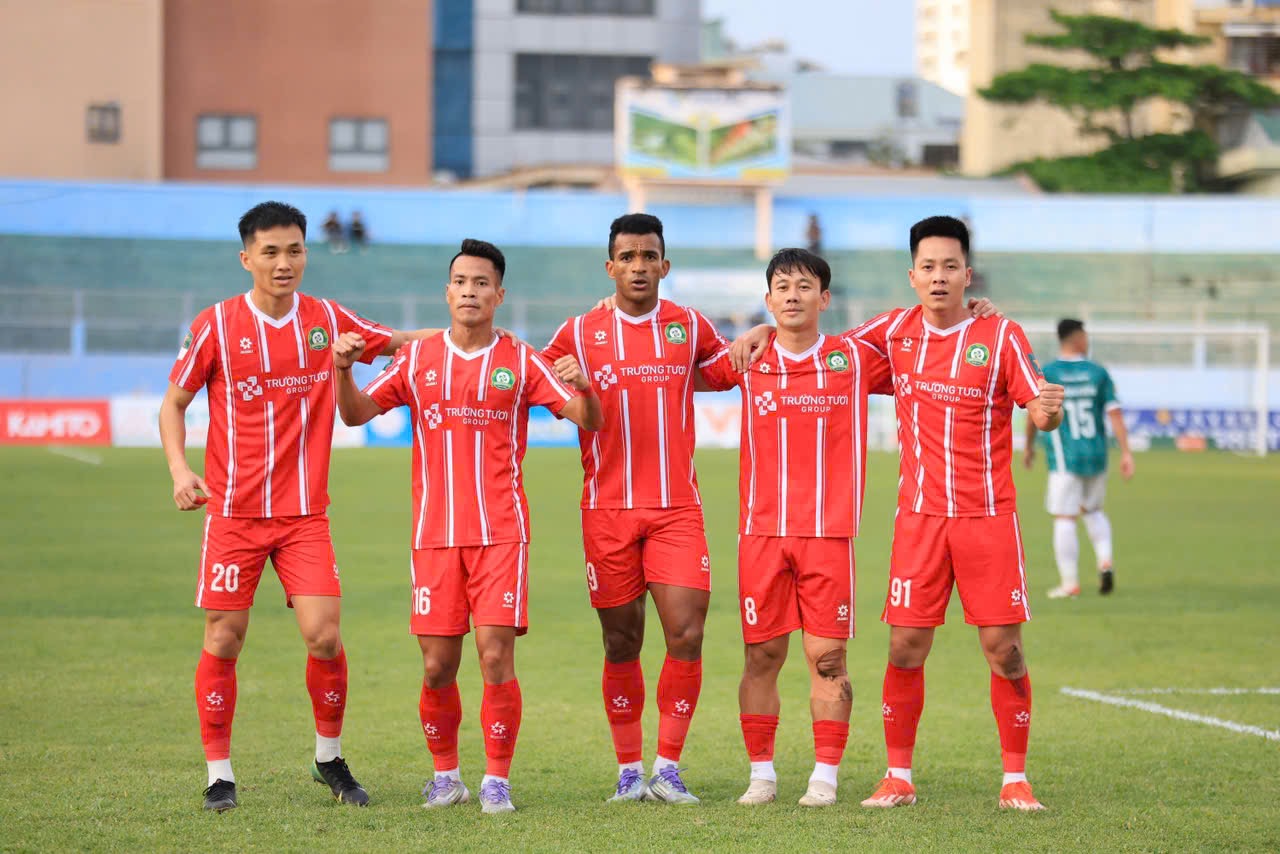 Xuân Trường tỏa sáng, Đồng Nai thắng Khánh Hòa 2-0 xây chắc ngôi đầu - Ảnh 2.
