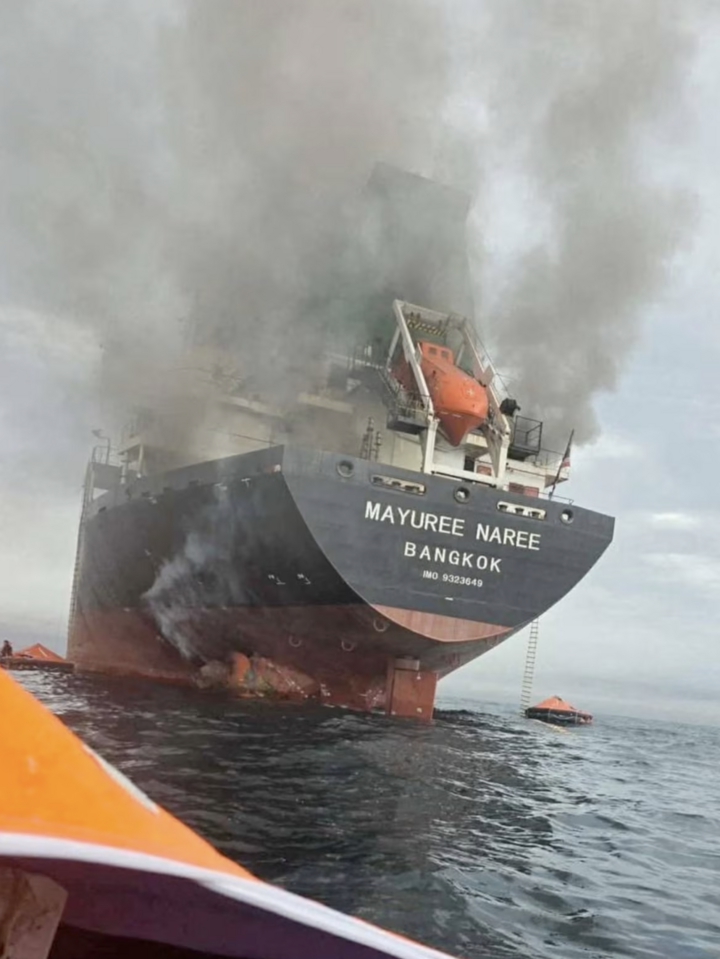 Hải qu&acirc;n Ấn Độ hộ tống t&agrave;u dầu đầu ti&ecirc;n vượt eo biển Hormuz th&agrave;nh c&ocirc;ng - Ảnh 2.