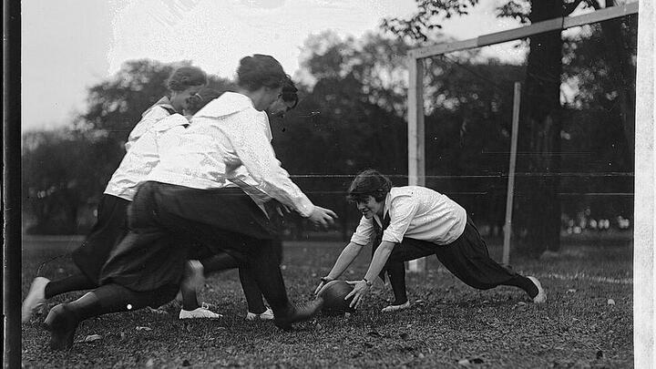 Tại sao người Mỹ gọi b&oacute;ng đ&aacute; l&agrave; soccer? Kh&aacute;m ph&aacute; nguồn gốc từ ngữ thể thao - Ảnh 2.