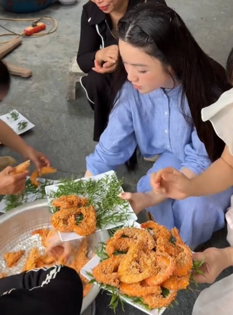 Chỉ một h&agrave;nh động thấy r&otilde; th&aacute;i độ của Chu Thanh Huyền khi về qu&ecirc; Quang Hải ăn cỗ- Ảnh 3.