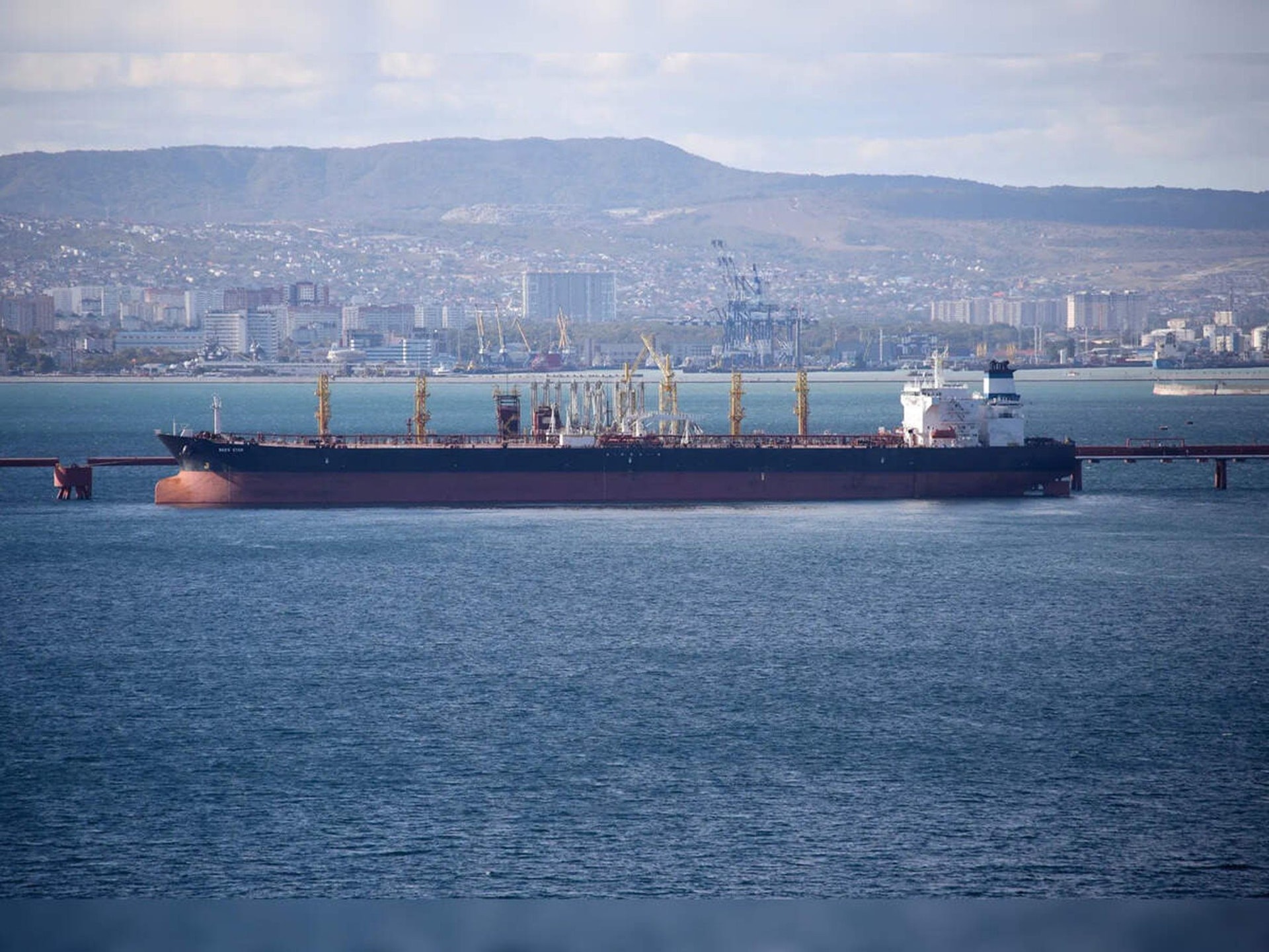 Đang di chuyển th&igrave; Mỹ bất ngờ 'bật đ&egrave;n xanh', hơn 19 triệu th&ugrave;ng dầu Nga l&ecirc;nh đ&ecirc;nh tr&ecirc;n biển - Ảnh 1.