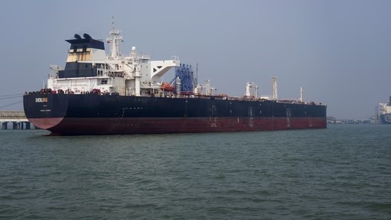 Tường thuật hành trình kịch tính của tàu dầu đầu tiên vượt eo Hormuz đến Ấn Độ - Ảnh 1. Tường thuật hành trình kịch tính của tàu dầu đầu tiên vượt eo Hormuz đến Ấn Độ - Ảnh 1.