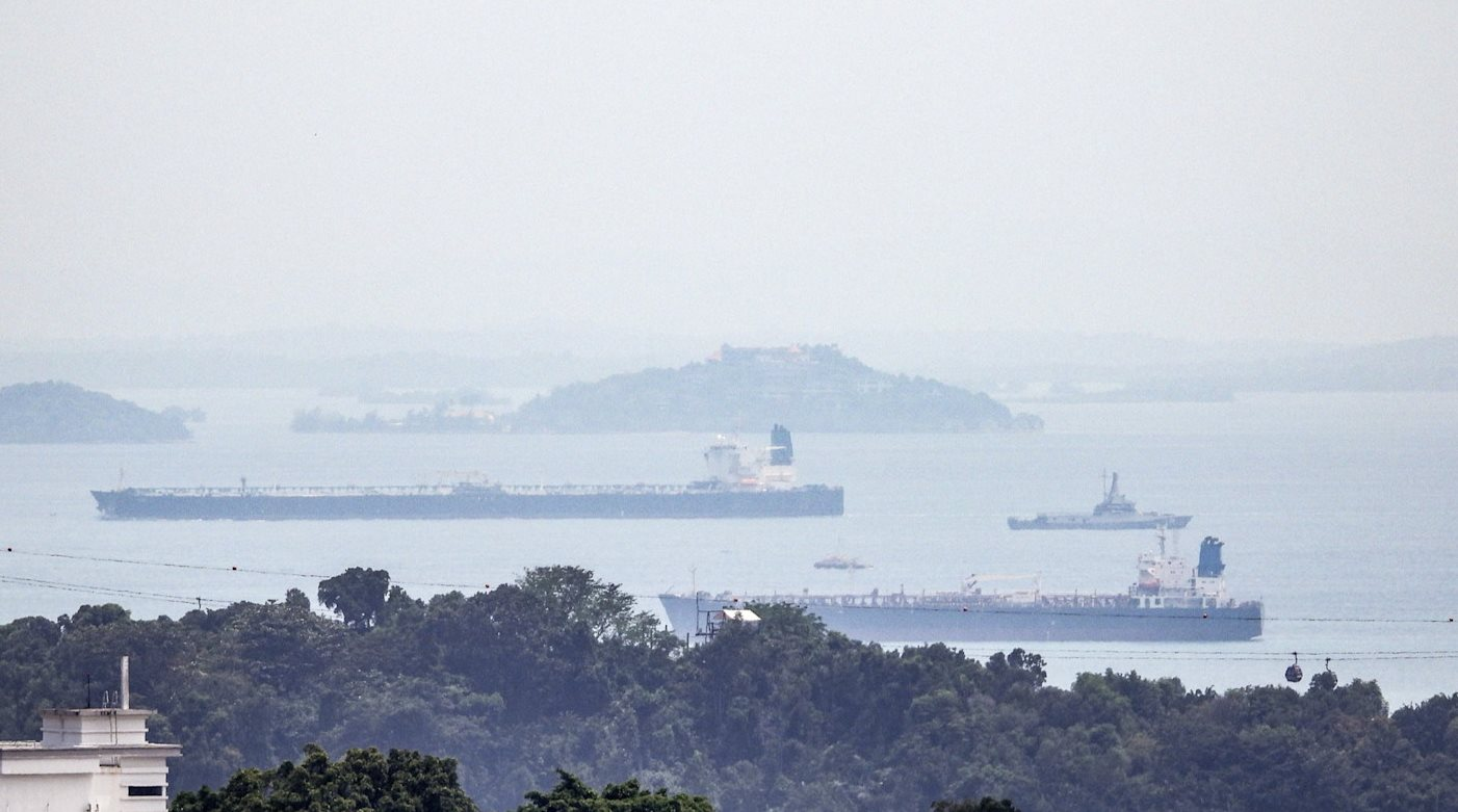 Ph&aacute;t hiện đội t&agrave;u chở dầu Iran &acirc;m thầm mang 1 triệu th&ugrave;ng dầu/ng&agrave;y đến một nước Đ&ocirc;ng Nam &Aacute; - Ảnh 1.