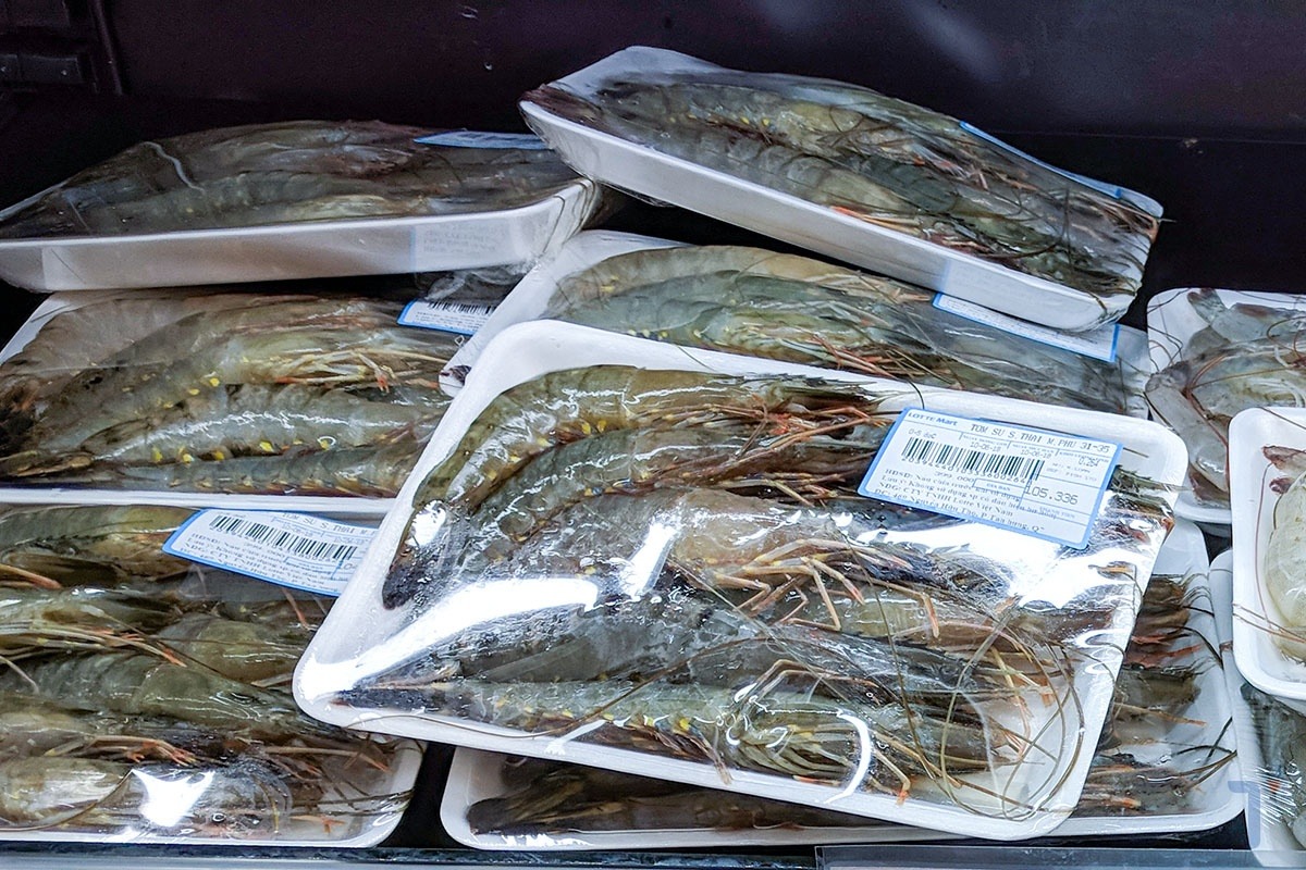 Mua t&ocirc;m đ&oacute;ng khay ở si&ecirc;u thị: B&iacute; quyết chọn t&ocirc;m tươi ngon - Ảnh 2.