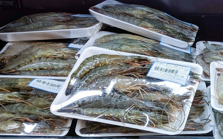 Mua t&ocirc;m đ&oacute;ng khay ở si&ecirc;u thị: B&iacute; quyết chọn t&ocirc;m tươi ngon - Ảnh 1.