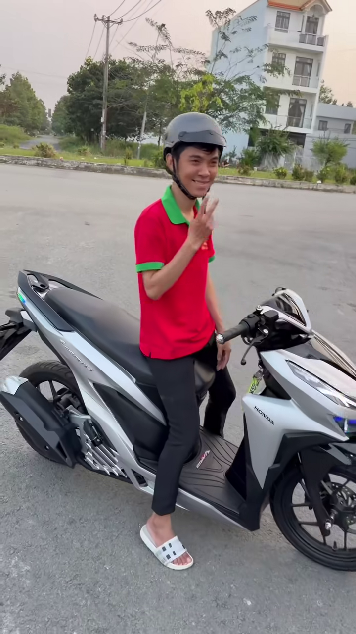 Vụ nam nhân viên phục vụ trúng độc đắc 18 tỉ đồng: Lộ diện người bạn được tặng xe máy - Ảnh 1.