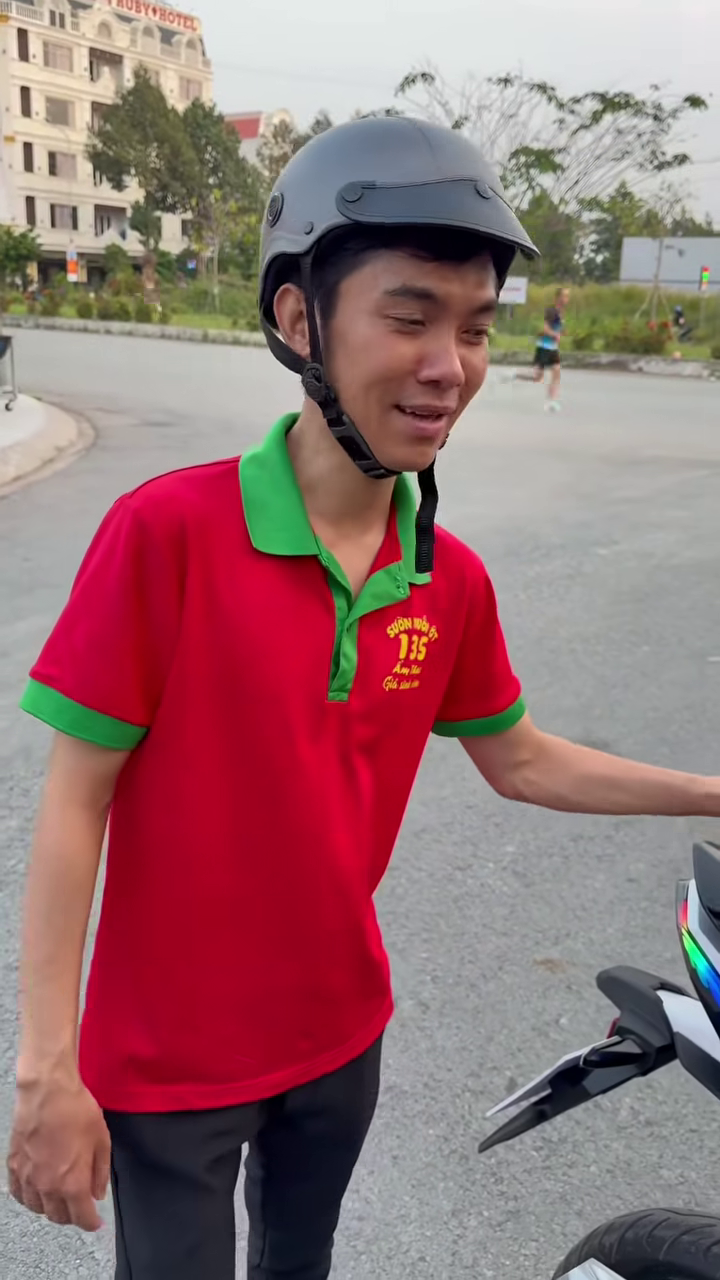 Vụ nam nhân viên phục vụ trúng độc đắc 18 tỉ đồng: Lộ diện người bạn được tặng xe máy - Ảnh 2.