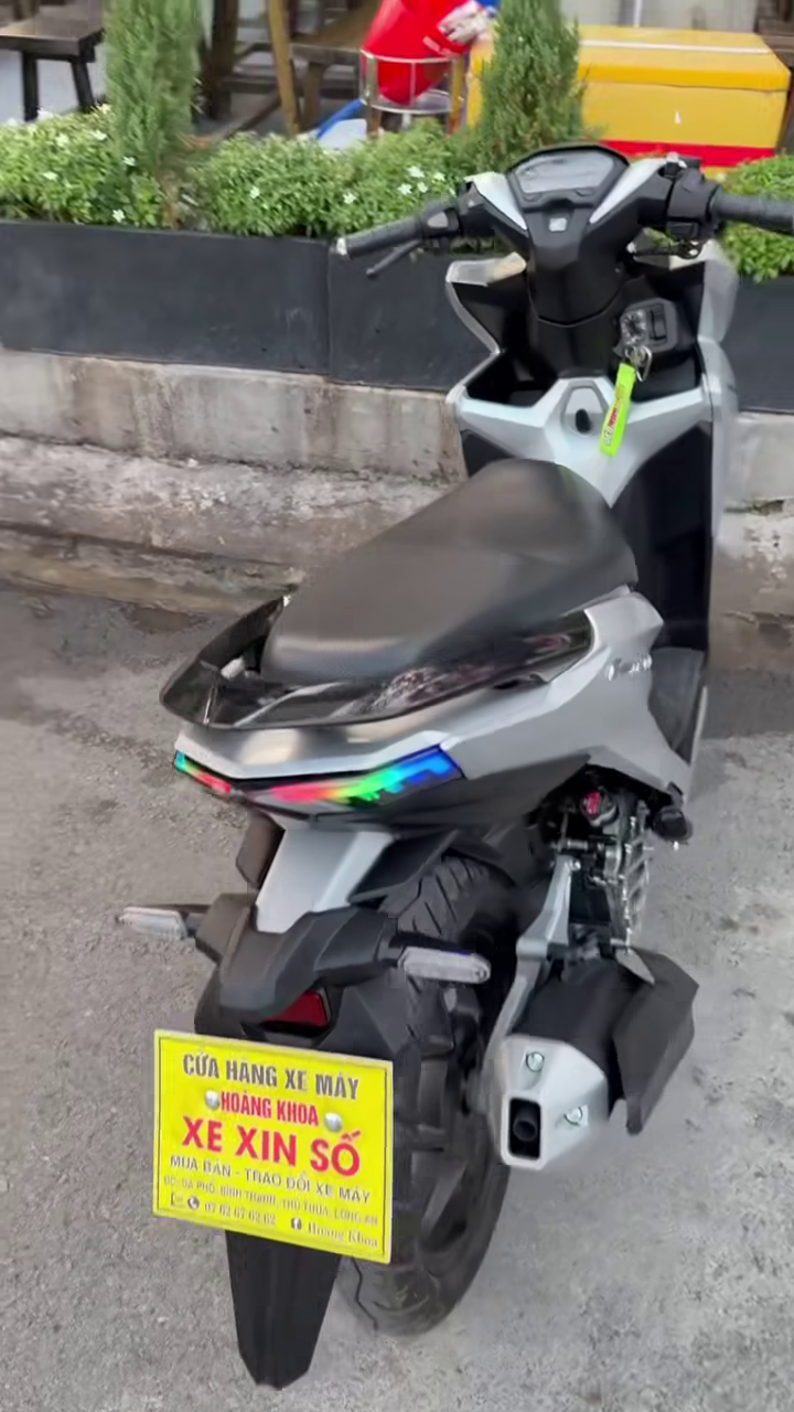 Vụ nam nhân viên phục vụ trúng độc đắc 18 tỉ đồng: Lộ diện người bạn được tặng xe máy - Ảnh 3.