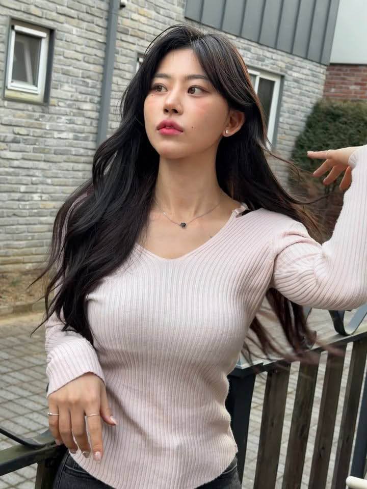 Cận cảnh nhan sắc &ldquo;nữ ph&aacute;p sư đẹp nhất H&agrave;n Quốc&rdquo; khiến d&acirc;n t&igrave;nh x&ocirc;n xao- Ảnh 1.