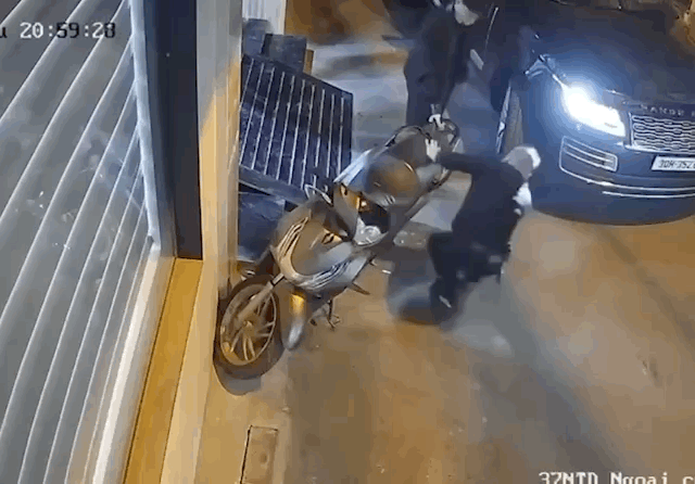 Xác minh clip tài xế Range Rover chọc thủng lốp xe máy SH - Ảnh 1.