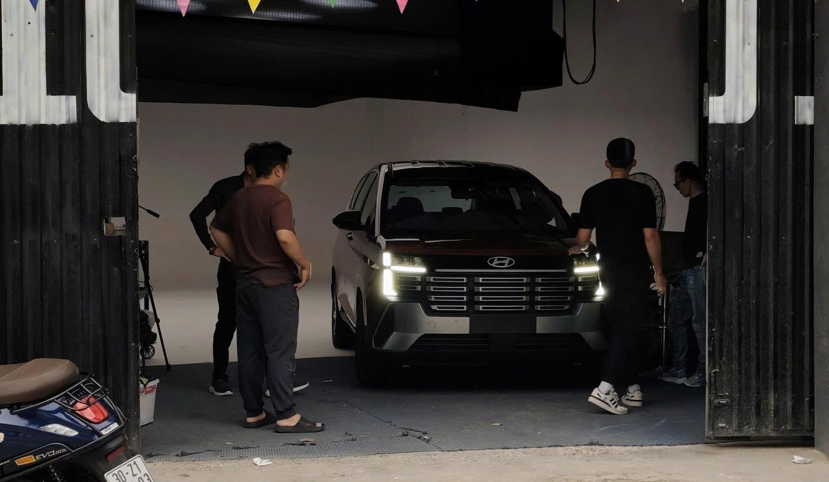 Xe 7 chỗ đời mới của Hyundai xuất hiện tại Việt Nam: Thiết kế như 'lột xác', Xpander và Veloz gặp khó? - Ảnh 1.