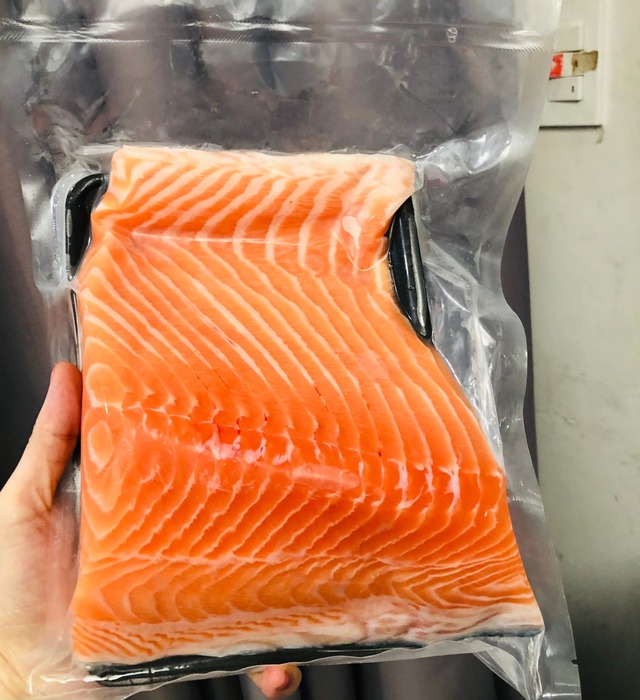 Mua c&aacute; hồi si&ecirc;u thị: Nh&acirc;n vi&ecirc;n tiết lộ chi tiết "v&agrave;ng" tr&ecirc;n thớ thịt, chỉ mất 3 gi&acirc;y liếc nh&igrave;n- Ảnh 2.