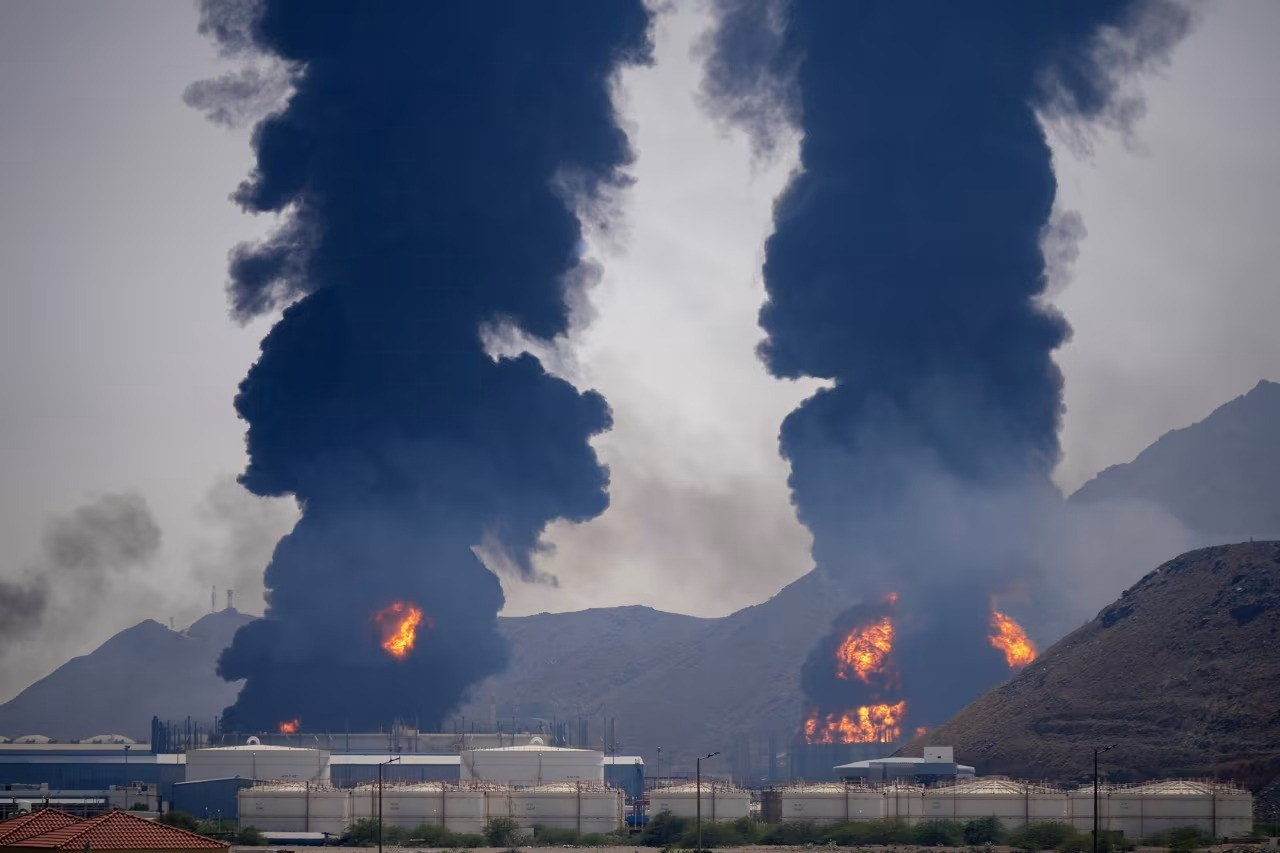 Mỹ tấn công đảo Kharg: Iran cảnh báo trả đũa và vụ cháy ở cảng Fujairah