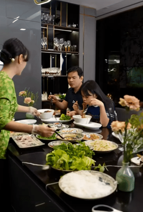 Khi con ch&ecirc; m&oacute;n mẹ nấu, ph&uacute; b&agrave; H&agrave; Th&agrave;nh nhắc ngay một điều khiến nhiều người suy ngẫm- Ảnh 5.