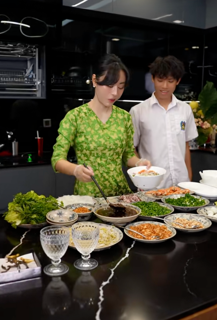 Khi con ch&ecirc; m&oacute;n mẹ nấu, ph&uacute; b&agrave; H&agrave; Th&agrave;nh nhắc ngay một điều khiến nhiều người suy ngẫm- Ảnh 4.