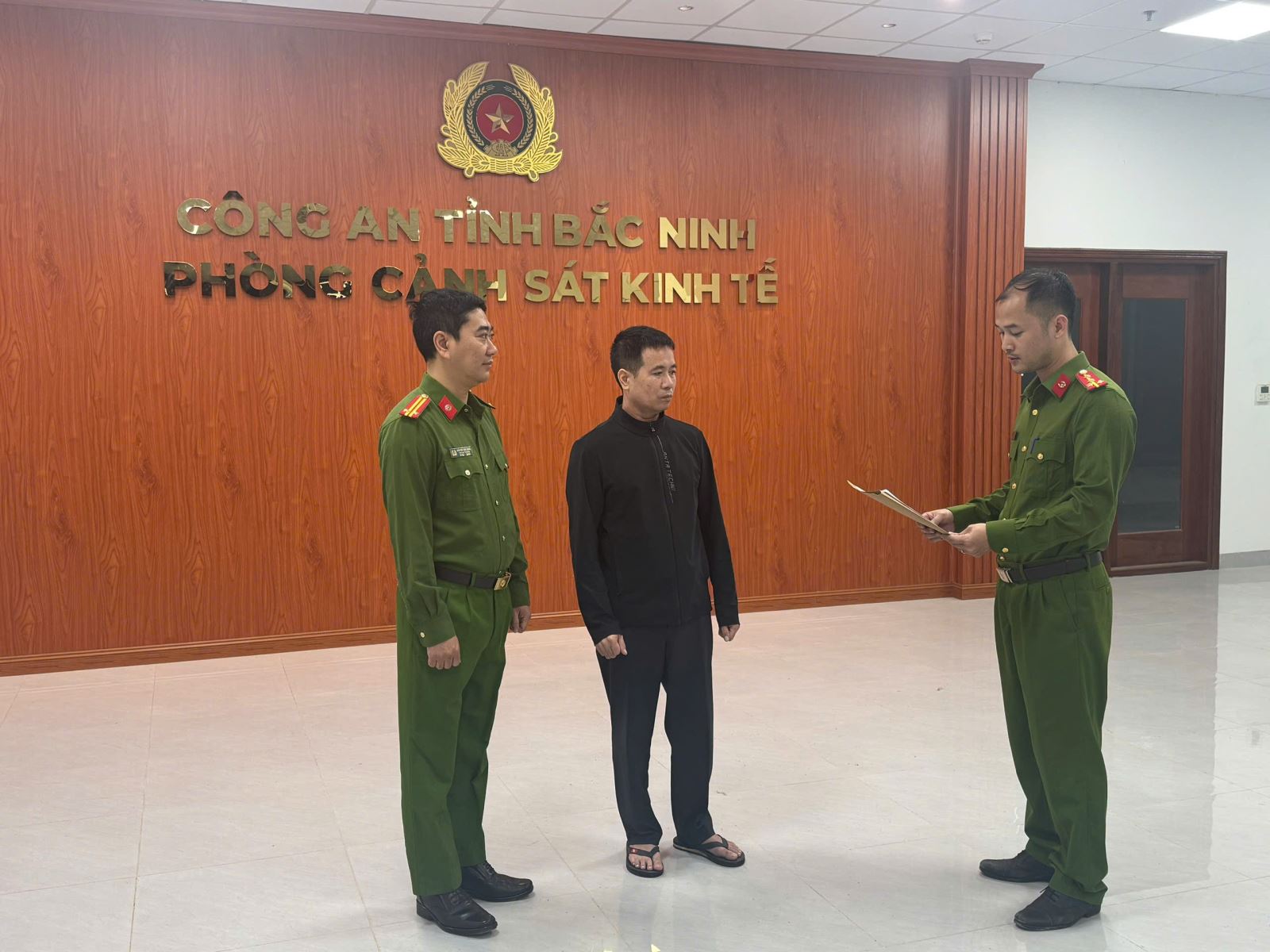 Ra lệnh bắt tạm giam chủ cơ sở sản xuất Nguyễn Công Khương SN 1976 - Ảnh 3.