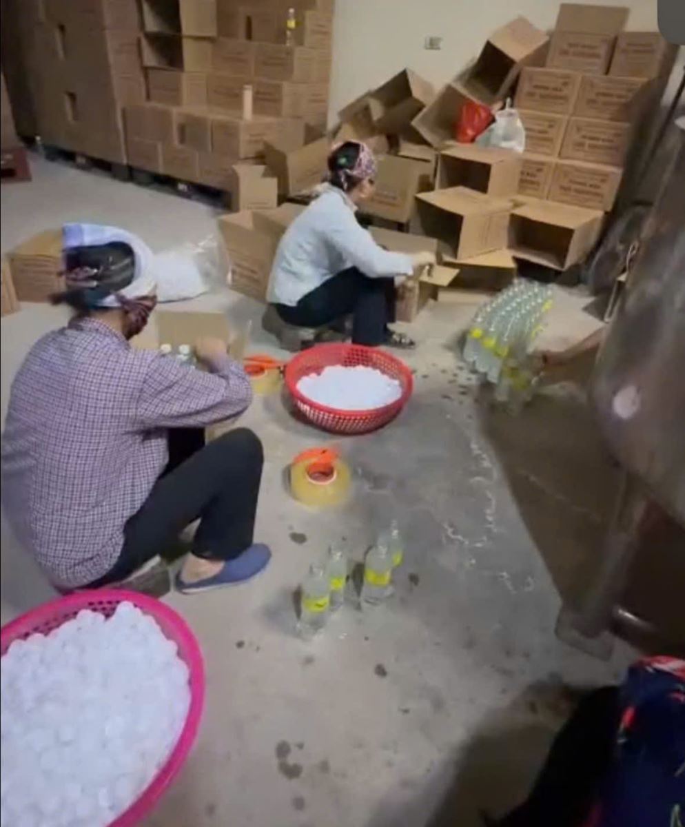 Ra lệnh bắt tạm giam chủ cơ sở sản xuất Nguyễn Công Khương SN 1976 - Ảnh 2.