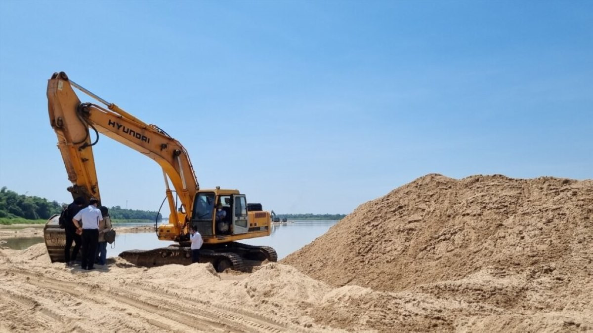 Vụ &ocirc;ng tr&ugrave;m c&aacute;t ở V&acirc;n Đồn bị bắt: Nợ thuế v&agrave; ph&aacute; sản 2026 - Ảnh 4.