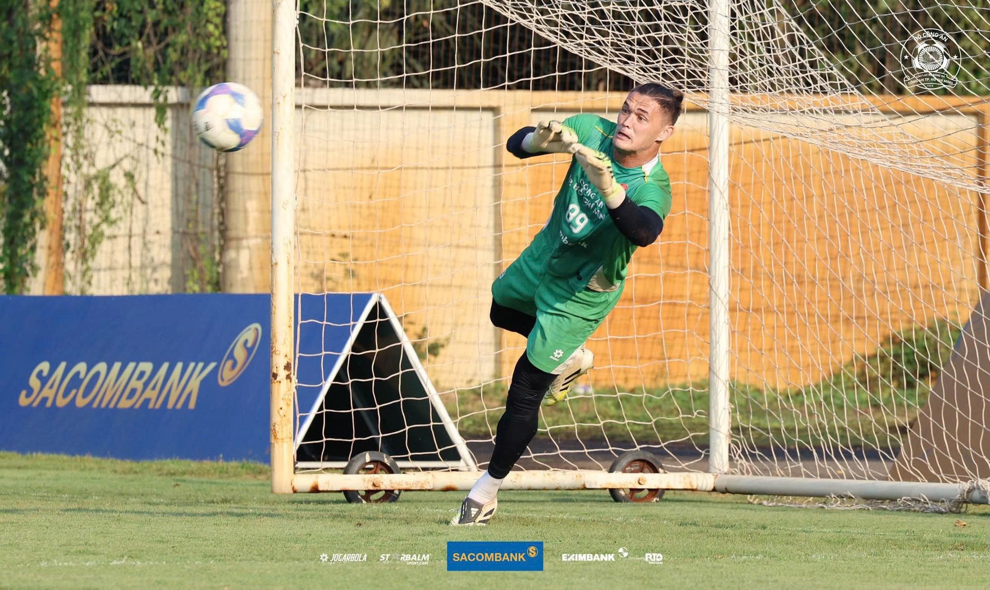 Cầu thủ Việt kiều: c&uacute; h&iacute;ch hay &aacute;p lực cho b&oacute;ng đ&aacute; Việt Nam? - Ảnh 1.