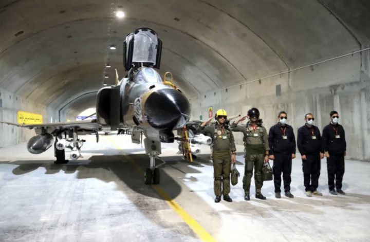 Iran c&ocirc;ng bố ' th&agrave;nh phố t&ecirc;n lửa ' dưới l&ograve;ng đất chứa kho drone cảm tử khổng lồ - Ảnh 2.