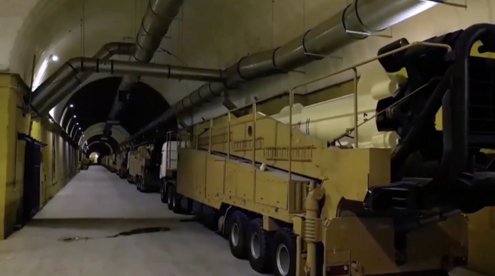 Iran c&ocirc;ng bố ' th&agrave;nh phố t&ecirc;n lửa ' dưới l&ograve;ng đất chứa kho drone cảm tử khổng lồ - Ảnh 1.