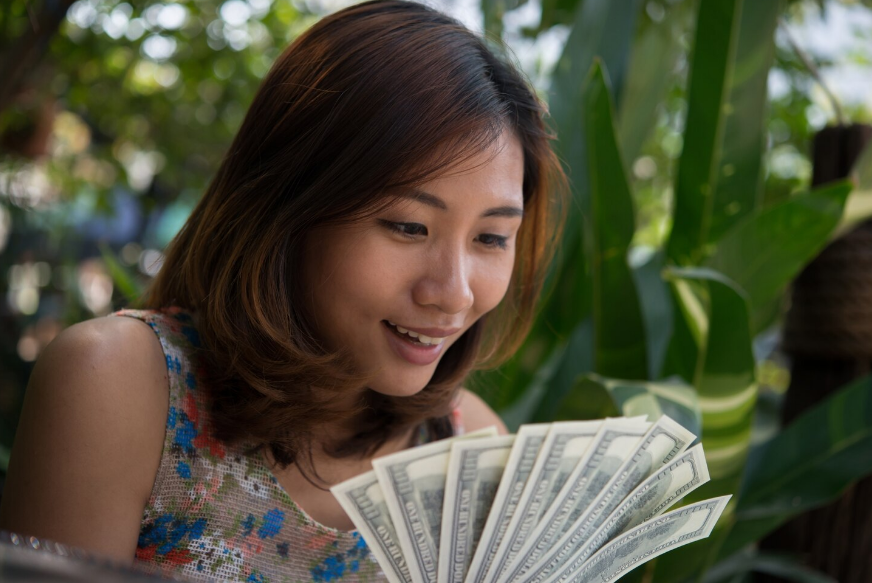 Thu nhập của chồng gần 200 triệu mỗi th&aacute;ng nhưng đề ph&ograve;ng t&ocirc;i như ph&ograve;ng một t&ecirc;n trộm- Ảnh 1.