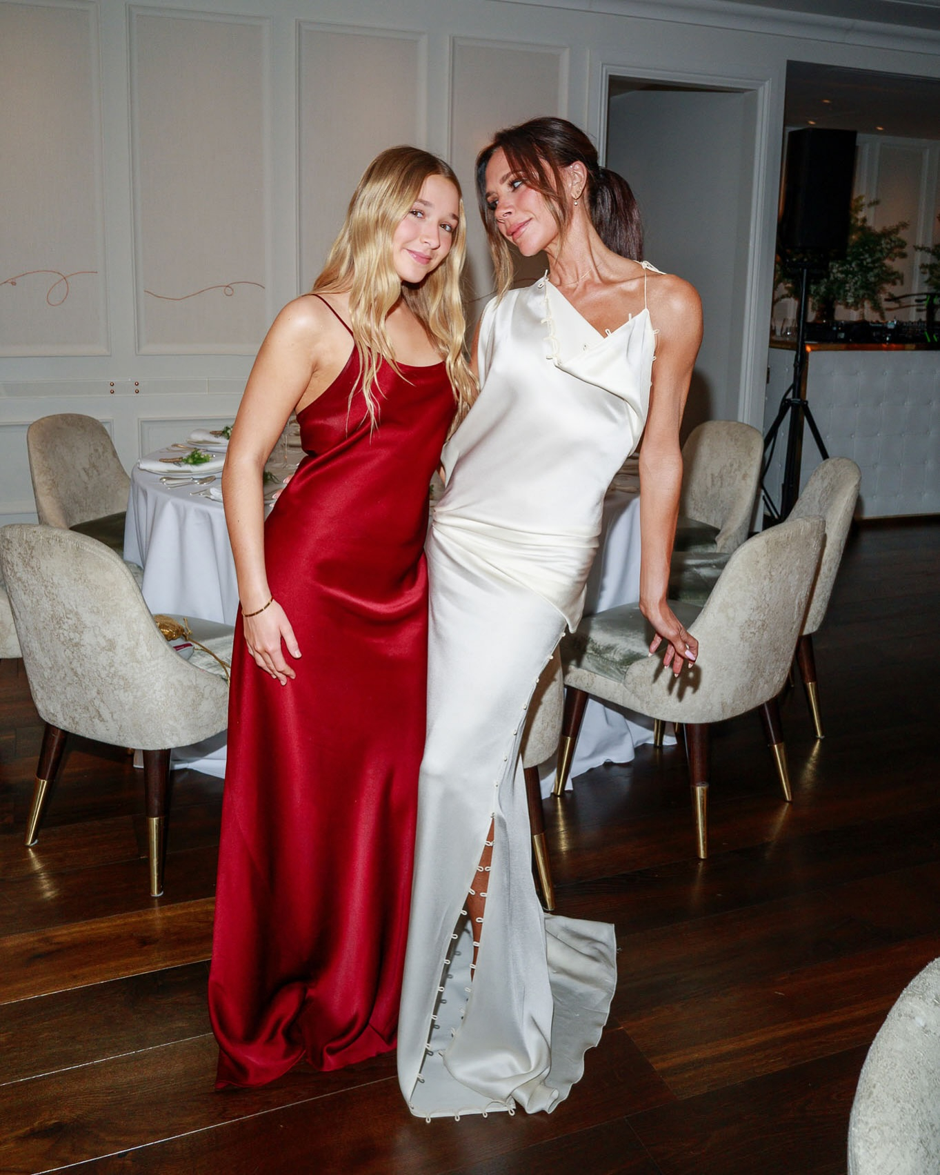 Hai dâu tương lai thay nhau nịnh nọt Victoria Beckham, nói một câu đụng chạm con dâu nhà giàu khiến mẹ chồng 