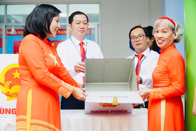 Nguyên Thủ tướng Nguyễn Tấn Dũng và Chủ tịch UBND TPHCM Nguyễn Văn Được bầu cử tại phường Xuân Hòa - Ảnh 4.