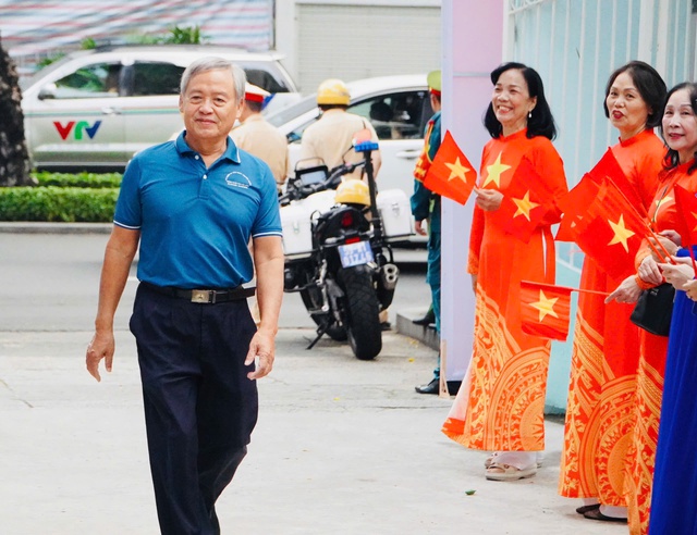 Nguyên Thủ tướng Nguyễn Tấn Dũng và Chủ tịch UBND TPHCM Nguyễn Văn Được bầu cử tại phường Xuân Hòa - Ảnh 2.