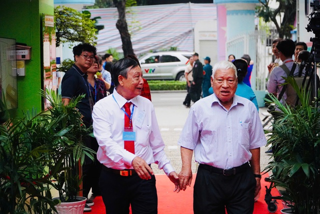 Nguyên Thủ tướng Nguyễn Tấn Dũng và Chủ tịch UBND TPHCM Nguyễn Văn Được bầu cử tại phường Xuân Hòa - Ảnh 5.