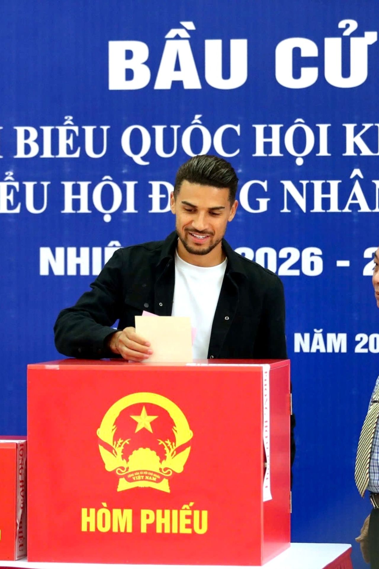 Cầu thủ nhập tịch Đỗ Ho&agrave;ng H&ecirc;n đi bầu cử: "T&ocirc;i rất vui v&agrave; tự h&agrave;o"- Ảnh 1.