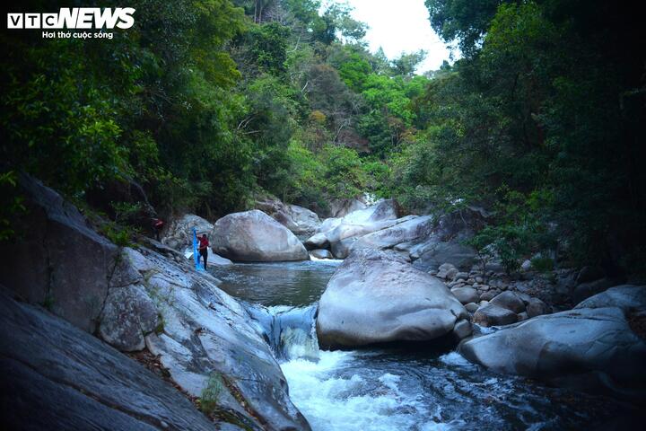Săn c&aacute; q&uacute;y hiếm m&ugrave;a xu&acirc;n tr&ecirc;n d&ograve;ng Kr&ocirc;ng N&ocirc; c&ugrave;ng b&agrave; con K ' Ho ở L&acirc;m Đồng - Ảnh 3.