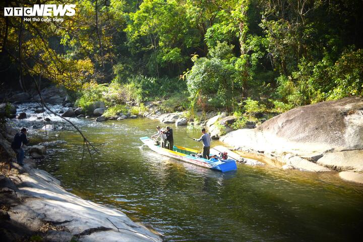 Săn c&aacute; q&uacute;y hiếm m&ugrave;a xu&acirc;n tr&ecirc;n d&ograve;ng Kr&ocirc;ng N&ocirc; c&ugrave;ng b&agrave; con K ' Ho ở L&acirc;m Đồng - Ảnh 1.