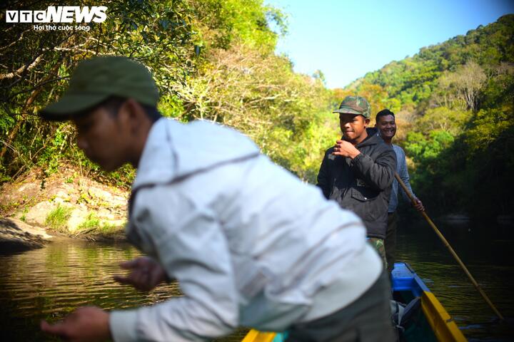 Săn c&aacute; q&uacute;y hiếm m&ugrave;a xu&acirc;n tr&ecirc;n d&ograve;ng Kr&ocirc;ng N&ocirc; c&ugrave;ng b&agrave; con K ' Ho ở L&acirc;m Đồng - Ảnh 2.