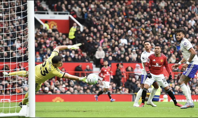 Fernandes chạm tay kỳ tích, Man United "bắn hạ" Aston Villa - Ảnh 1.