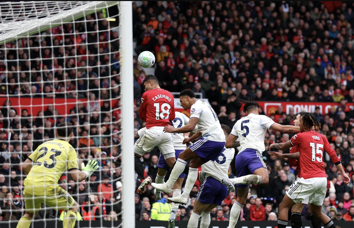 Fernandes chạm tay kỳ tích, Man United "bắn hạ" Aston Villa - Ảnh 2.
