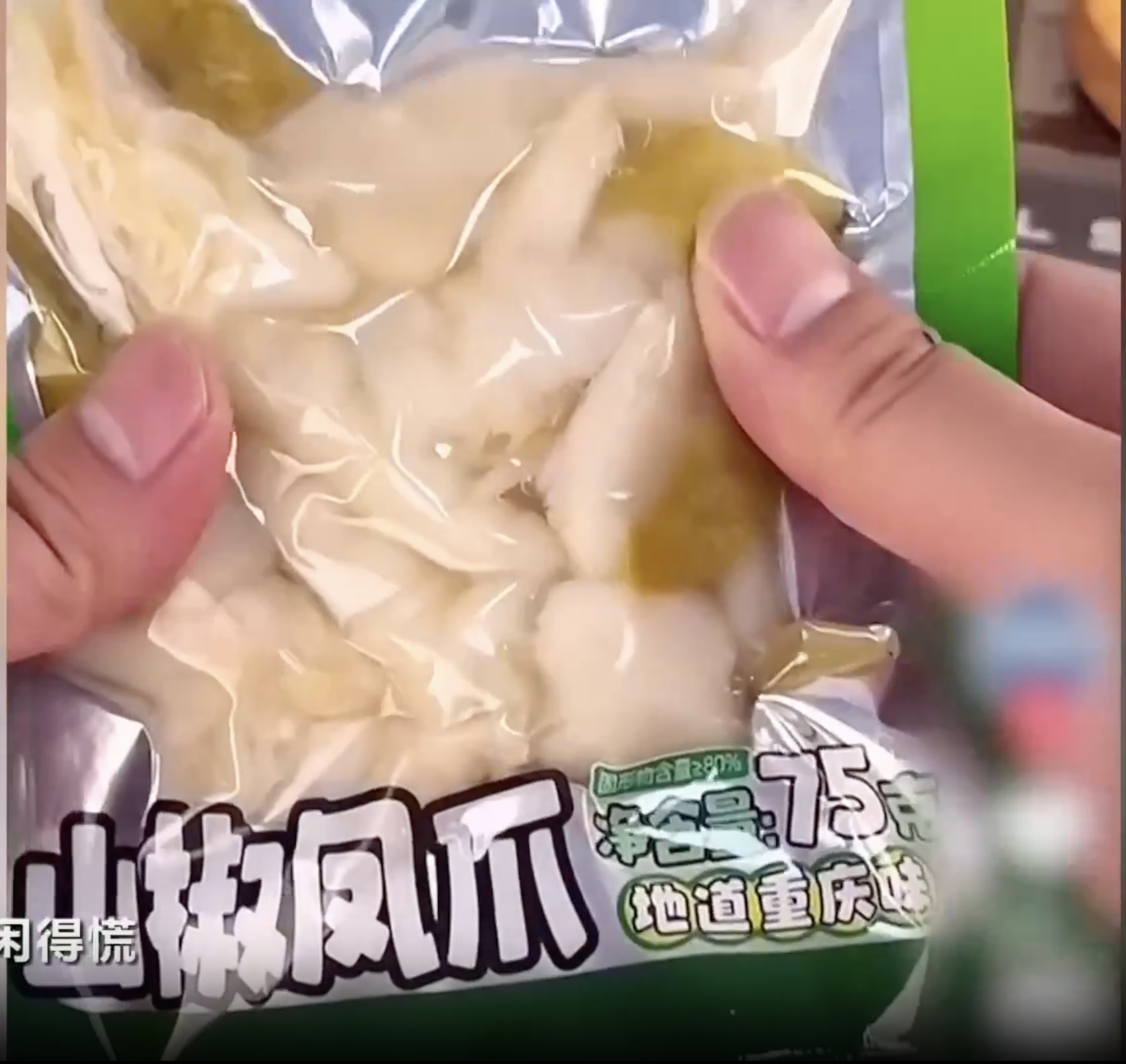 B&ecirc;n trong xưởng sản xuất ch&acirc;n g&agrave;: M&oacute;n ăn hot trend g&acirc;y lo ngại sức khỏe - Ảnh 2.