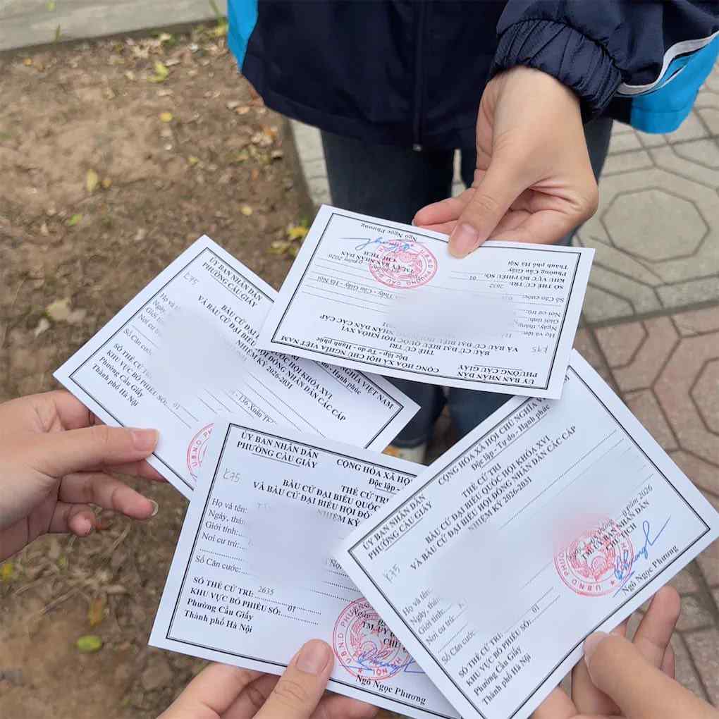 Cảnh b&aacute;o tất cả người d&acirc;n đi bầu cử đăng ảnh thẻ cử tri l&ecirc;n mạng x&atilde; hội cần ch&uacute; &yacute; - Ảnh 1.