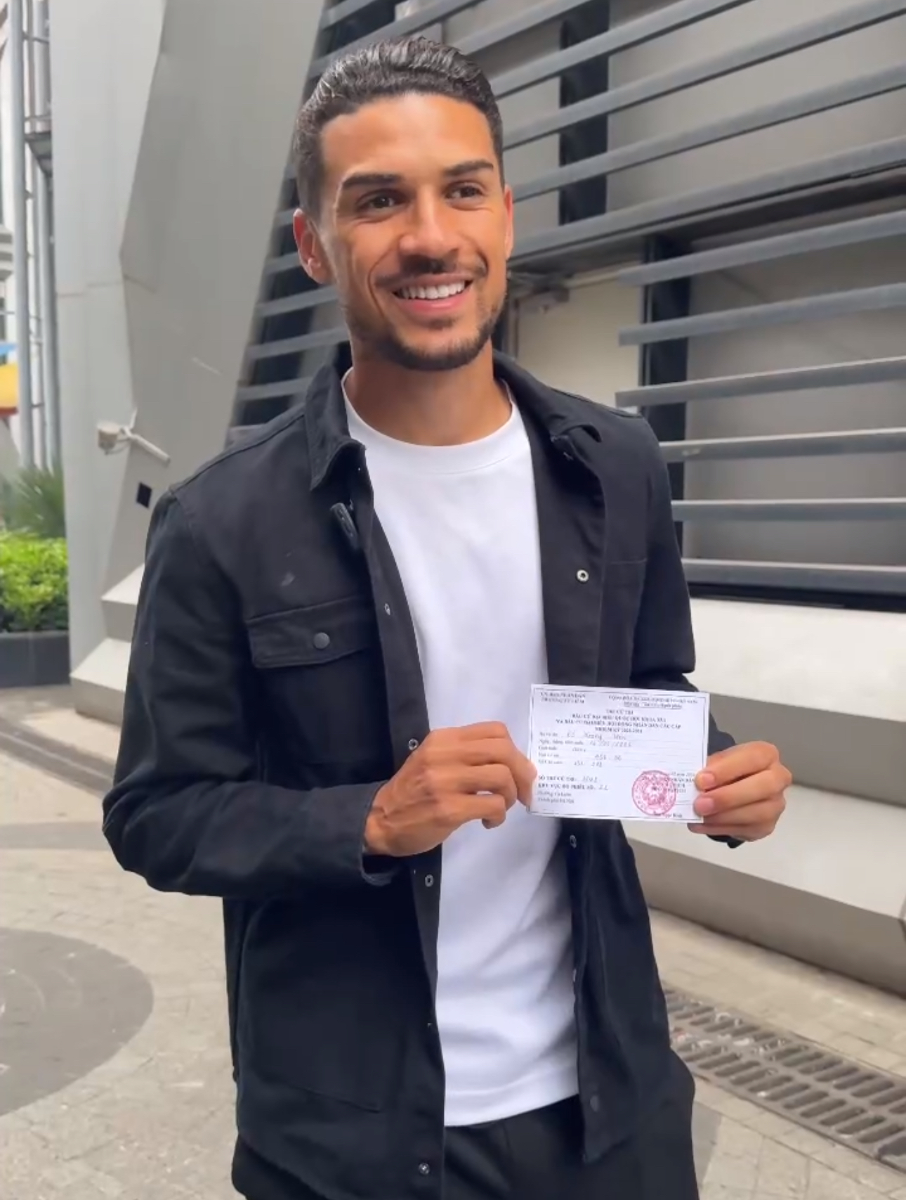 Cầu thủ nhập tịch Đỗ Ho&agrave;ng H&ecirc;n đi bầu cử: "T&ocirc;i rất vui v&agrave; tự h&agrave;o"- Ảnh 2.